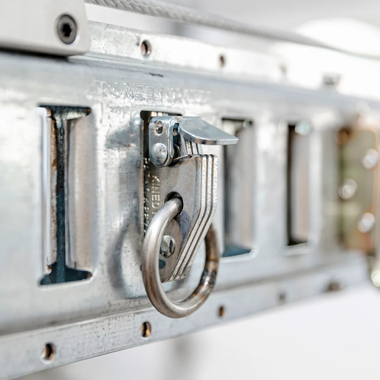 Snap-in Anchors for Push-button Single Motor Lift